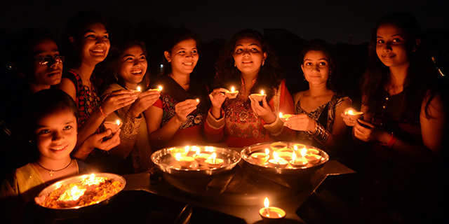 How do Hindus celebrate Diwali?